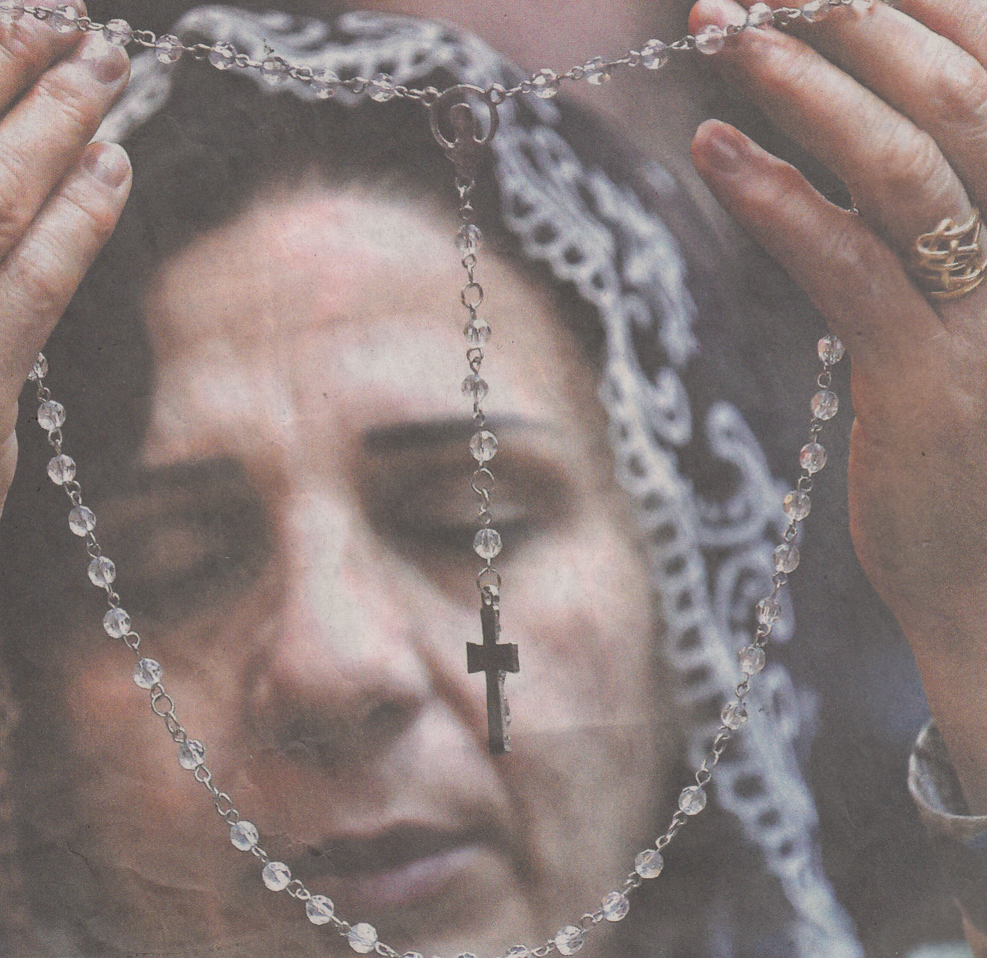 "Eine vertriebene irakische Christin betet den Rosenkranz in einer Kirche in Erbil