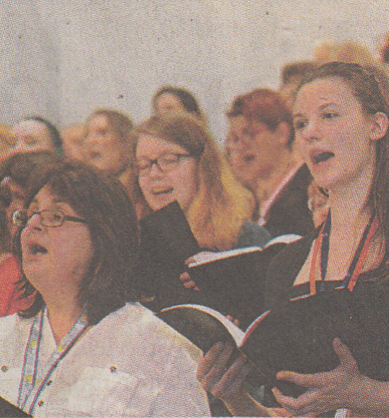 Sängerinnen und Sänger singen das Oratorium 'Luther'