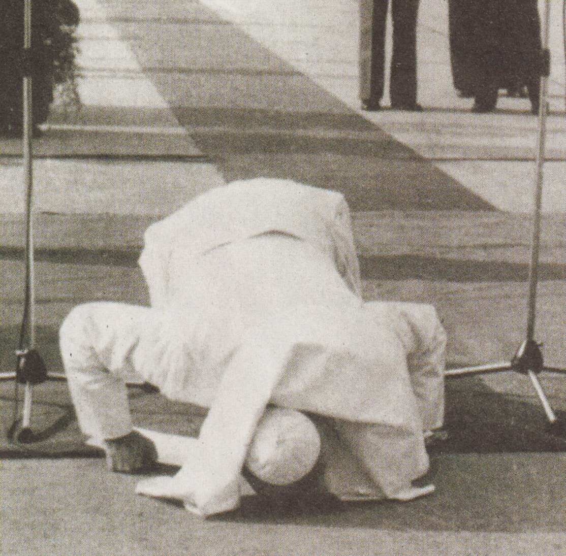 Papst Johannes Paul II nach der Landung 1994