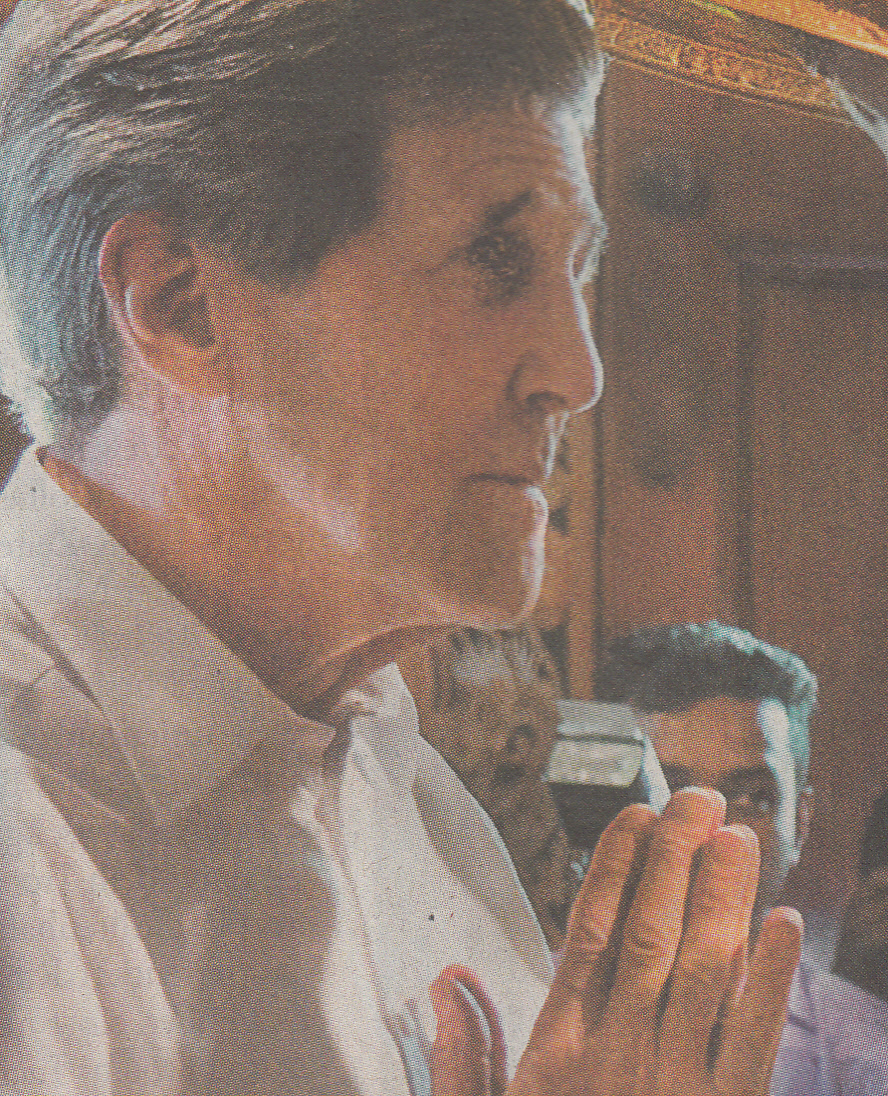 Ein Mönch segnet John Kerry in Sri Lanka