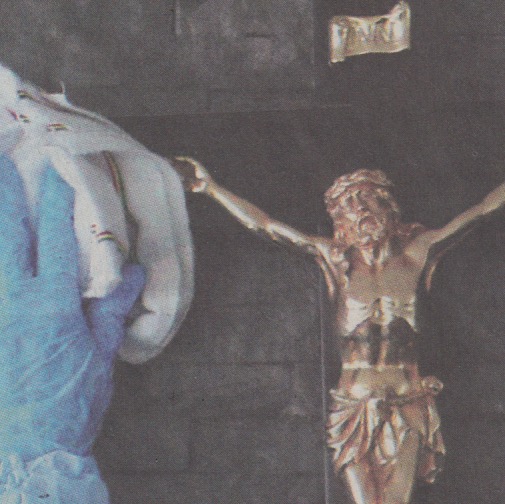 Kruzifix wird desinfiziert