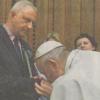 der Papst küsste die Hand eines Betroffenen